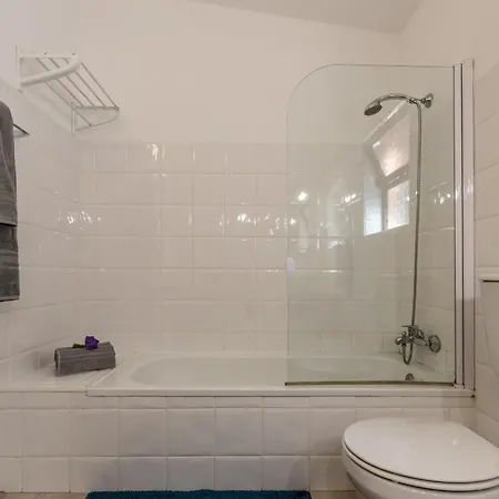 Prázdninový dům Coolhouses Algarve, Luz, 3 Bed Villa, 1 Bed Studio, Heated Pool & Jacuzzi, Sea Views, Casa Pequena *