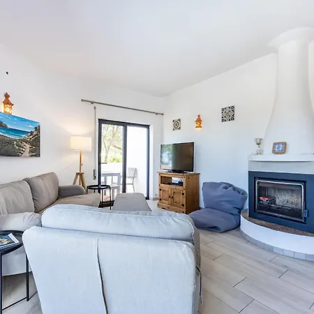 Σπίτι διακοπών Coolhouses Algarve, Luz, 3 Bed Villa, 1 Bed Studio, Heated Pool & Jacuzzi, Sea Views, Casa Pequena