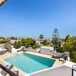 بيت للعطل Coolhouses Algarve, Luz, 3 Bed Villa, 1 Bed Studio, Heated Pool & Jacuzzi, Sea Views, Casa Pequena