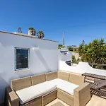 Coolhouses Algarve, Luz, 3 Bed Villa, 1 Bed Studio, Heated Pool & Jacuzzi, Sea Views, Casa Pequena بيت للعطل Luz
