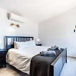 بيت للعطل Coolhouses Algarve, Luz, 3 Bed Villa, 1 Bed Studio, Heated Pool & Jacuzzi, Sea Views, Casa Pequena