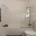 بيت للعطل Coolhouses Algarve, Luz, 3 Bed Villa, 1 Bed Studio, Heated Pool & Jacuzzi, Sea Views, Casa Pequena *