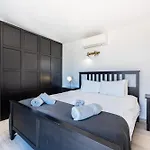 Coolhouses Algarve, Luz, 3 Bed Villa, 1 Bed Studio, Heated Pool & Jacuzzi, Sea Views, Casa Pequena بيت للعطل Luz
