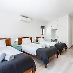 بيت للعطل Coolhouses Algarve, Luz, 3 Bed Villa, 1 Bed Studio, Heated Pool & Jacuzzi, Sea Views, Casa Pequena Luz