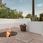 Coolhouses Algarve, Luz, 3 Bed Villa, 1 Bed Studio, Heated Pool & Jacuzzi, Sea Views, Casa Pequena بيت للعطل