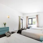 بيت للعطل Coolhouses Algarve, Luz, 3 Bed Villa, 1 Bed Studio, Heated Pool & Jacuzzi, Sea Views, Casa Pequena