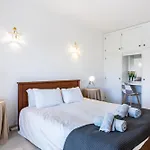 Coolhouses Algarve, Luz, 3 Bed Villa, 1 Bed Studio, Heated Pool & Jacuzzi, Sea Views, Casa Pequena بيت للعطل *