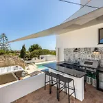 Coolhouses Algarve, Luz, 3 Bed Villa, 1 Bed Studio, Heated Pool & Jacuzzi, Sea Views, Casa Pequena بيت للعطل Luz