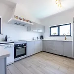 Coolhouses Algarve, Luz, 3 Bed Villa, 1 Bed Studio, Heated Pool & Jacuzzi, Sea Views, Casa Pequena *