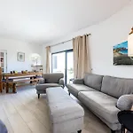 Coolhouses Algarve, Luz, 3 Bed Villa, 1 Bed Studio, Heated Pool & Jacuzzi, Sea Views, Casa Pequena Luz