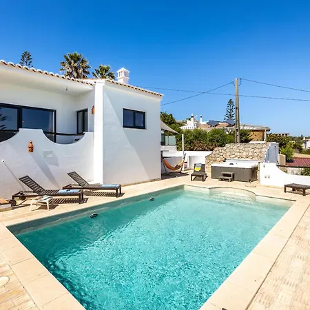 Hébergement de vacances Coolhouses Algarve, Luz, 3 Bed Villa, 1 Bed Studio, Heated Pool & Jacuzzi, Sea Views, Casa Pequena Luz