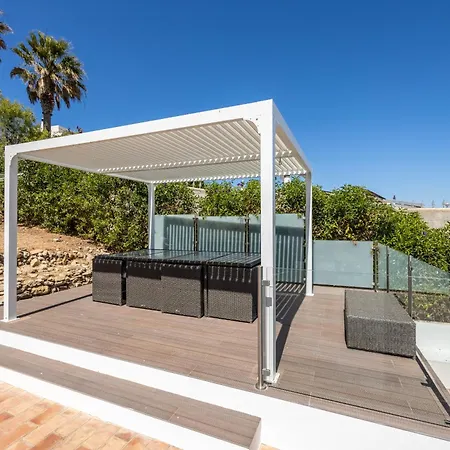 Vakantiehuis Coolhouses Algarve, Luz, 3 Bed Villa, 1 Bed Studio, Heated Pool & Jacuzzi, Sea Views, Casa Pequena