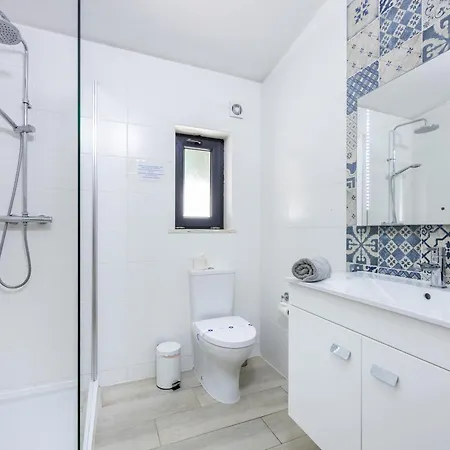 펜션 Coolhouses Algarve, Luz, 3 Bed Villa, 1 Bed Studio, Heated Pool & Jacuzzi, Sea Views, Casa Pequena *