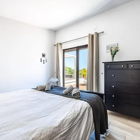 Coolhouses Algarve, Luz, 3 Bed Villa, 1 Bed Studio, Heated Pool & Jacuzzi, Sea Views, Casa Pequena