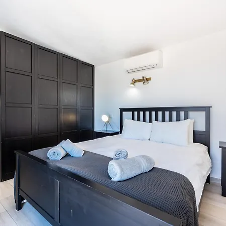 Coolhouses Algarve, Luz, 3 Bed Villa, 1 Bed Studio, Heated Pool & Jacuzzi, Sea Views, Casa Pequena Hébergement de vacances Luz