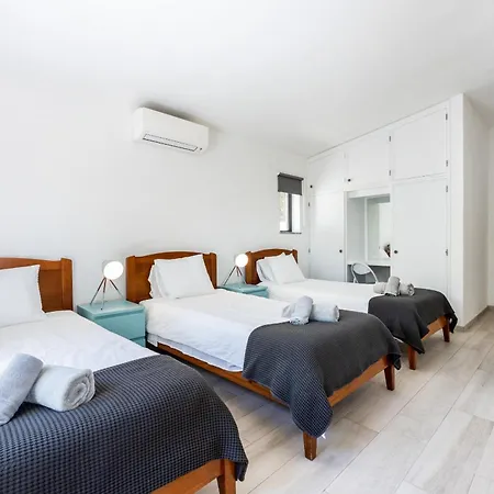 Vakantiehuis Coolhouses Algarve, Luz, 3 Bed Villa, 1 Bed Studio, Heated Pool & Jacuzzi, Sea Views, Casa Pequena Luz