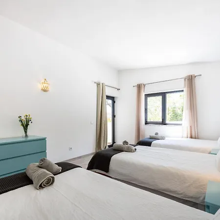 펜션 Coolhouses Algarve, Luz, 3 Bed Villa, 1 Bed Studio, Heated Pool & Jacuzzi, Sea Views, Casa Pequena