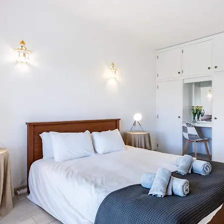 Coolhouses Algarve, Luz, 3 Bed Villa, 1 Bed Studio, Heated Pool & Jacuzzi, Sea Views, Casa Pequena Hébergement de vacances *