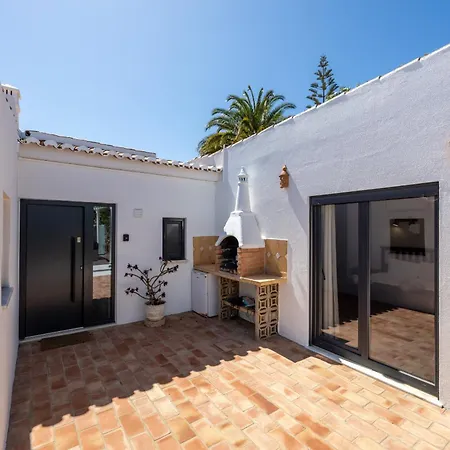 Vakantiehuis Coolhouses Algarve, Luz, 3 Bed Villa, 1 Bed Studio, Heated Pool & Jacuzzi, Sea Views, Casa Pequena *