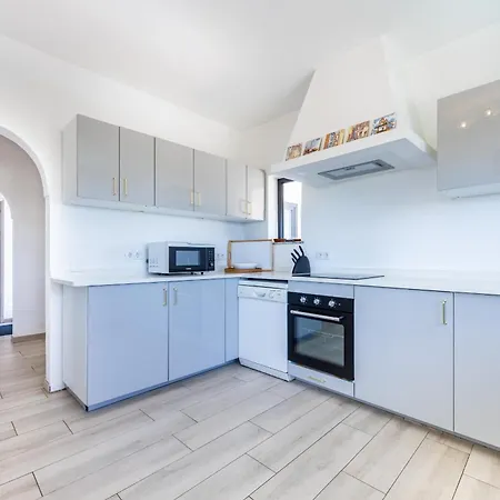 펜션 Coolhouses Algarve, Luz, 3 Bed Villa, 1 Bed Studio, Heated Pool & Jacuzzi, Sea Views, Casa Pequena Senhora da Luz