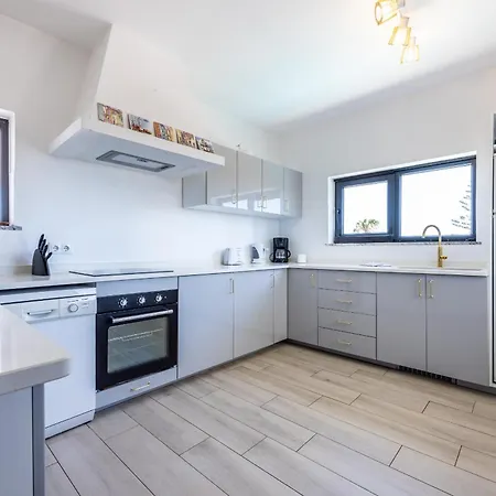 Coolhouses Algarve, Luz, 3 Bed Villa, 1 Bed Studio, Heated Pool & Jacuzzi, Sea Views, Casa Pequena *