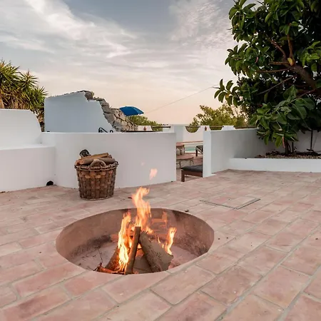 Coolhouses Algarve, Luz, 3 Bed Villa, 1 Bed Studio, Heated Pool & Jacuzzi, Sea Views, Casa Pequena Vakantiehuis *