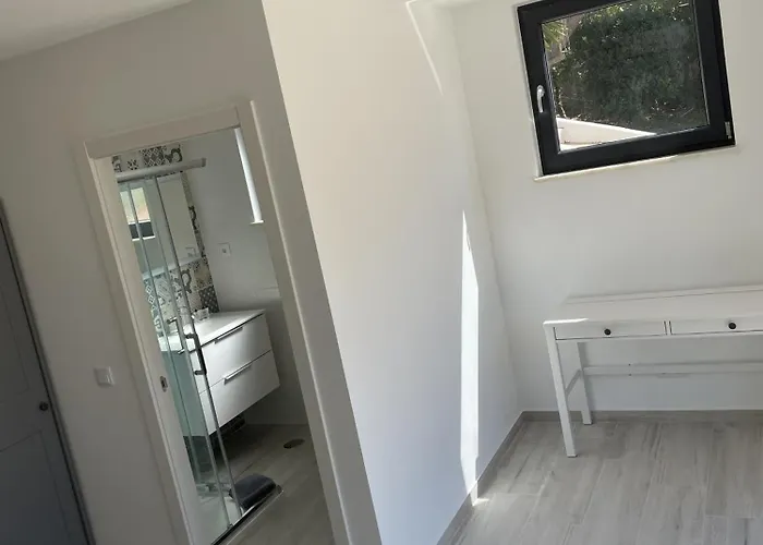 Coolhouses Algarve, Luz, 3 Bed Villa, 1 Bed Studio, Heated Pool & Jacuzzi, Sea Views, Casa Pequena *