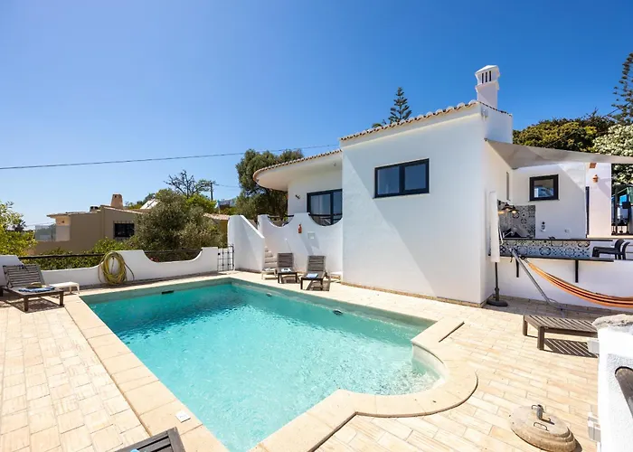 Сasa de vacaciones Coolhouses Algarve, Luz, 3 Bed Villa, 1 Bed Studio, Heated Pool & Jacuzzi, Sea Views, Casa Pequena *