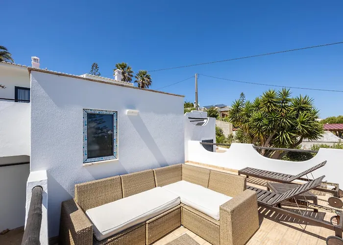 Coolhouses Algarve, Luz, 3 Bed Villa, 1 Bed Studio, Heated Pool & Jacuzzi, Sea Views, Casa Pequena Σπίτι διακοπών Luz
