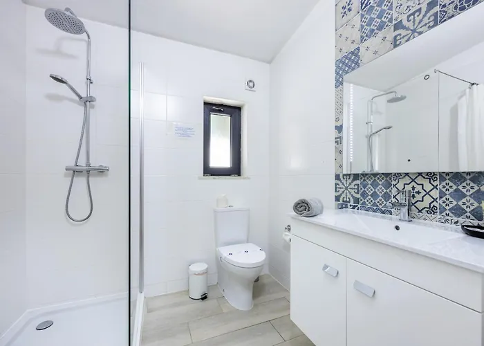 Σπίτι διακοπών Coolhouses Algarve, Luz, 3 Bed Villa, 1 Bed Studio, Heated Pool & Jacuzzi, Sea Views, Casa Pequena *