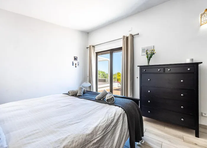 Coolhouses Algarve, Luz, 3 Bed Villa, 1 Bed Studio, Heated Pool & Jacuzzi, Sea Views, Casa Pequena