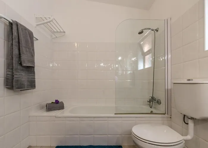 Σπίτι διακοπών Coolhouses Algarve, Luz, 3 Bed Villa, 1 Bed Studio, Heated Pool & Jacuzzi, Sea Views, Casa Pequena *