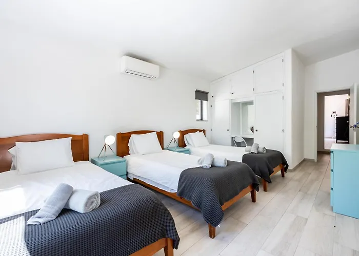 Σπίτι διακοπών Coolhouses Algarve, Luz, 3 Bed Villa, 1 Bed Studio, Heated Pool & Jacuzzi, Sea Views, Casa Pequena Luz