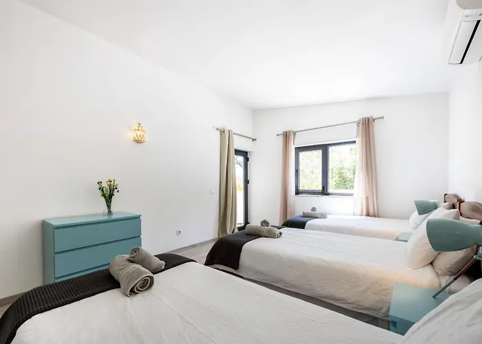 Σπίτι διακοπών Coolhouses Algarve, Luz, 3 Bed Villa, 1 Bed Studio, Heated Pool & Jacuzzi, Sea Views, Casa Pequena