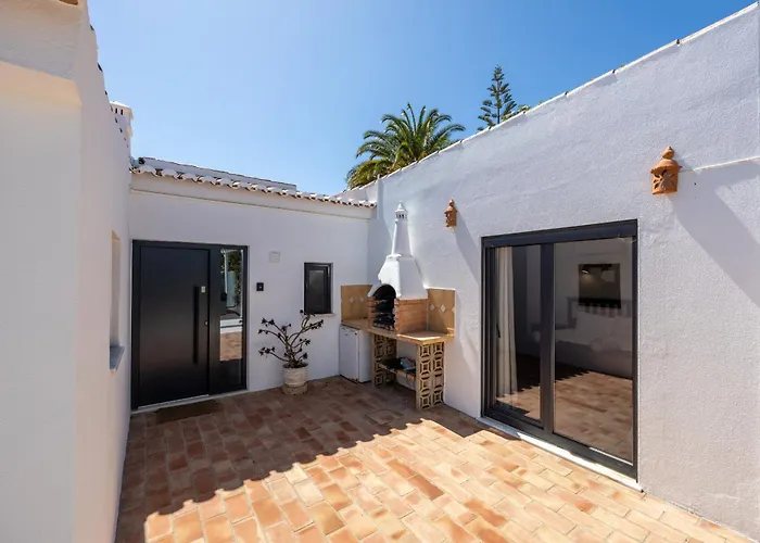 Σπίτι διακοπών Coolhouses Algarve, Luz, 3 Bed Villa, 1 Bed Studio, Heated Pool & Jacuzzi, Sea Views, Casa Pequena *
