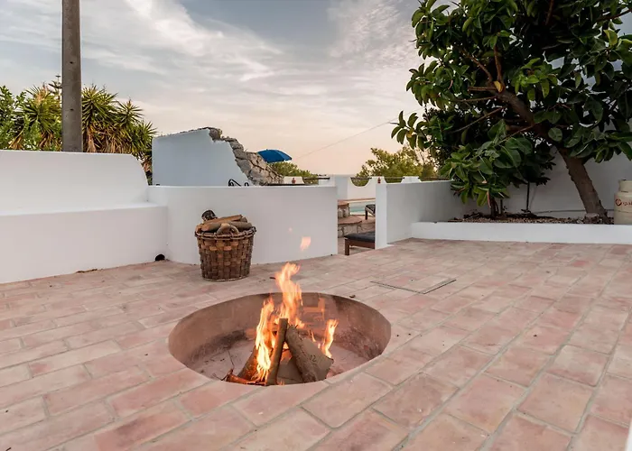 Coolhouses Algarve, Luz, 3 Bed Villa, 1 Bed Studio, Heated Pool & Jacuzzi, Sea Views, Casa Pequena Сasa de vacaciones *