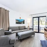 Coolhouses Algarve, Luz, 3 Bed Villa, 1 Bed Studio, Heated Pool & Jacuzzi, Sea Views, Casa Pequena בית נופש