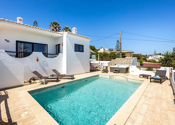 Hébergement de vacances Coolhouses Algarve, Luz, 3 Bed Villa, 1 Bed Studio, Heated Pool & Jacuzzi, Sea Views, Casa Pequena Luz