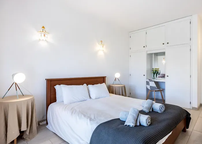 Coolhouses Algarve, Luz, 3 Bed Villa, 1 Bed Studio, Heated Pool & Jacuzzi, Sea Views, Casa Pequena Hébergement de vacances *