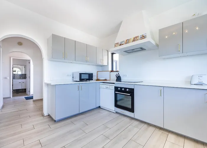 Hébergement de vacances Coolhouses Algarve, Luz, 3 Bed Villa, 1 Bed Studio, Heated Pool & Jacuzzi, Sea Views, Casa Pequena Luz